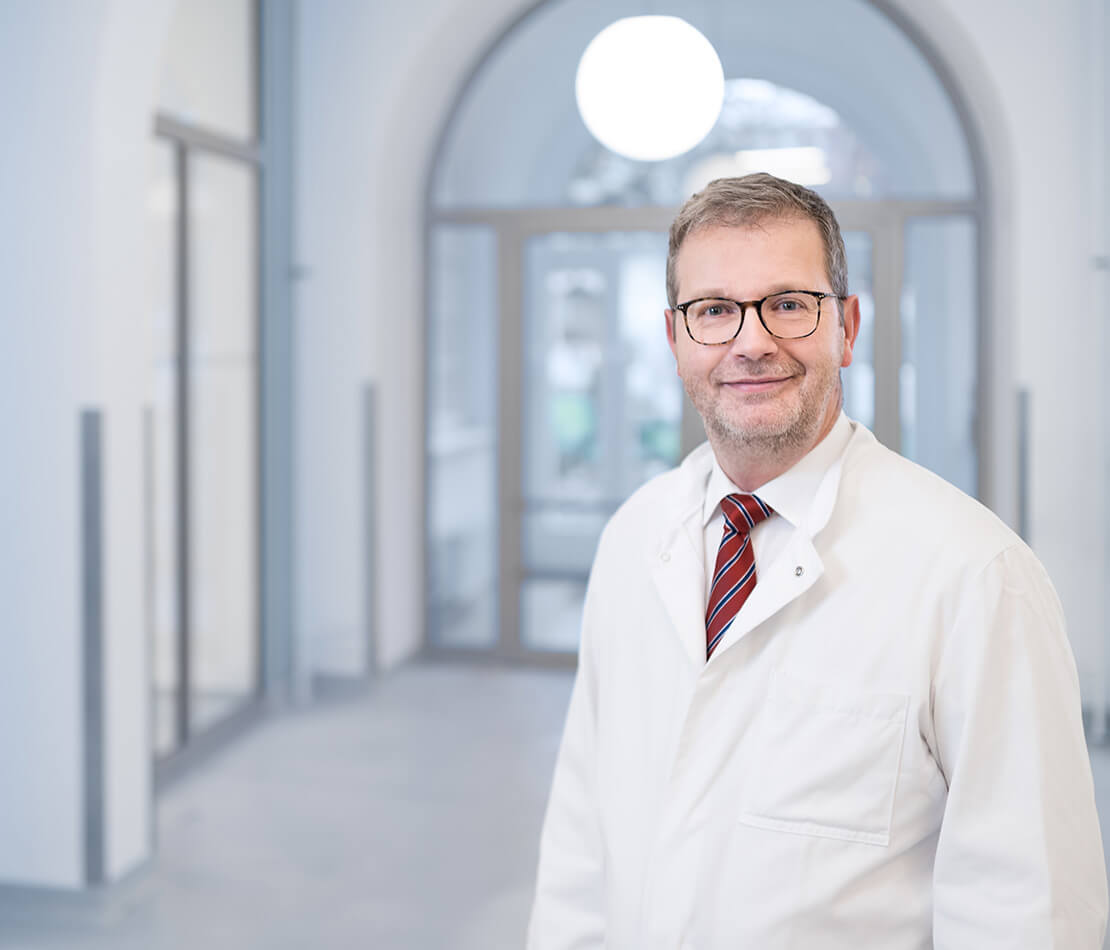 AdobeStock_582910186-Hände tragen anatomisches Modell einer Gebärmutter
